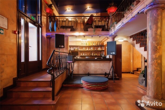 Двух-этажный ресторан в пешей доступности от метро